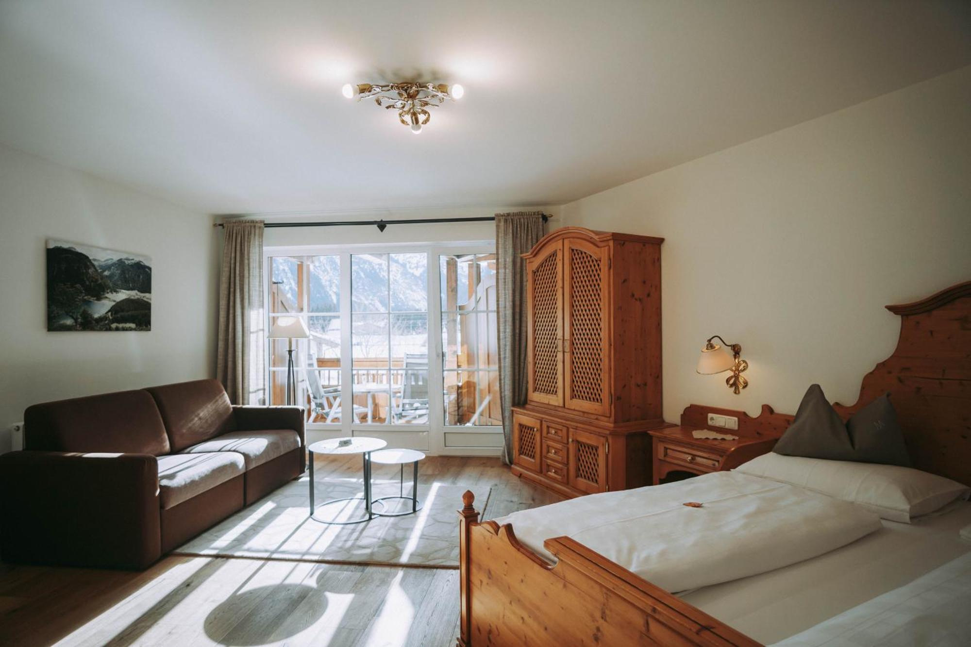 Mons Suites Wine Passion Tannheim Bagian luar foto